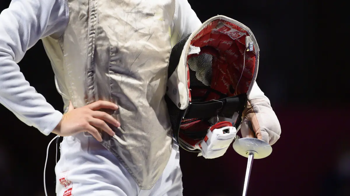 Leonie EBERT GER haelt ihren Helm vor dem Koerper, Detail, Feature, Symbolfoto, Randmotiv, Leonie EBERT GER gegen Alice VOLPI ITA Fechten, Einzel Florett der Frauen, Women s Foil Individual am 25.07.2021 Olympische Sommerspiele 2020, vom 23.07. - 08.08.2021 in Tokio / Japan. *** Leonie EBERT GER holds her helmet in front of her body, detail, feature, symbolic photo, marginal motif, Leonie EBERT GER against Alice VOLPI ITA Fencing, Womens Individual Foil, Womens Foil Individual on 25 07 2021 Summer Olympics 2020, from 23 07 08 2021 in Tokyo Japan