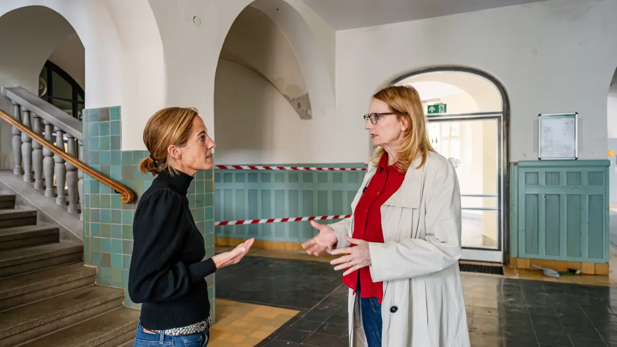 Melanie Süß, Schulleiterin am Neuen Gymnasium Leibniz, und Schulbürgermeisterin Isabel Fezer beratschlagen das weitere Vorgehen.