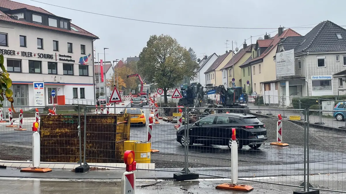 Bagger und Bauarbeiter prägen das Bild am Kawag-Kreisel.