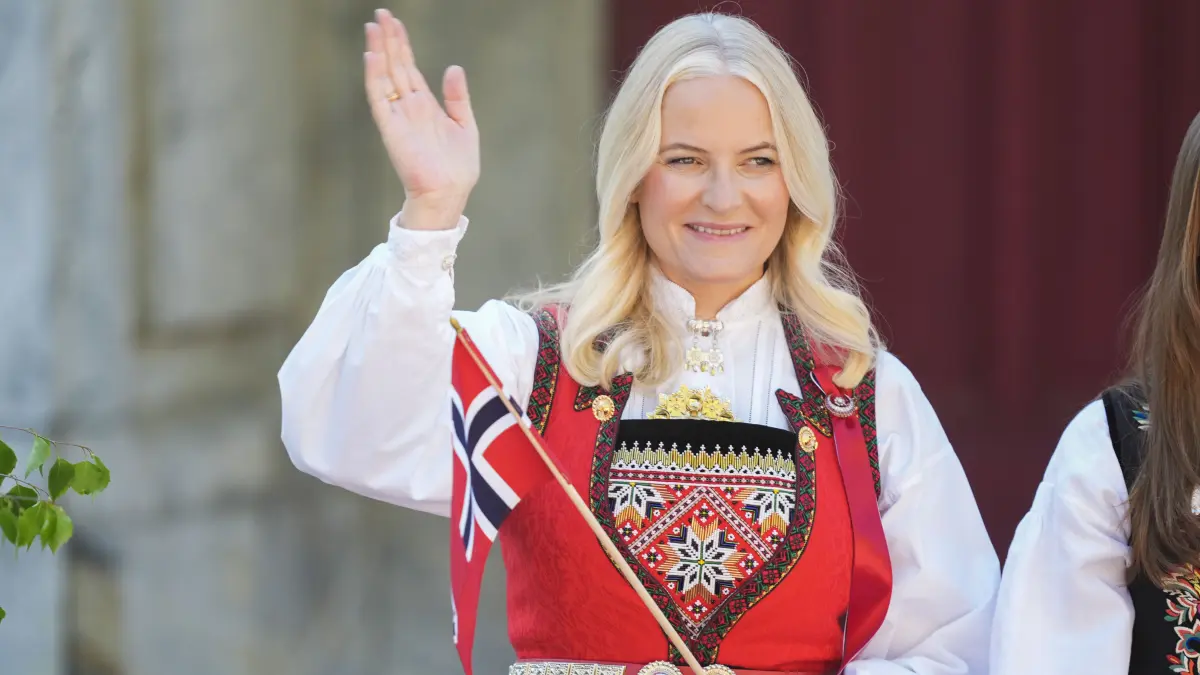 Kronprinzessin Mette-Marit winkt dem Kinderzug während der Feierlichkeiten zum Nationalfeiertag.
