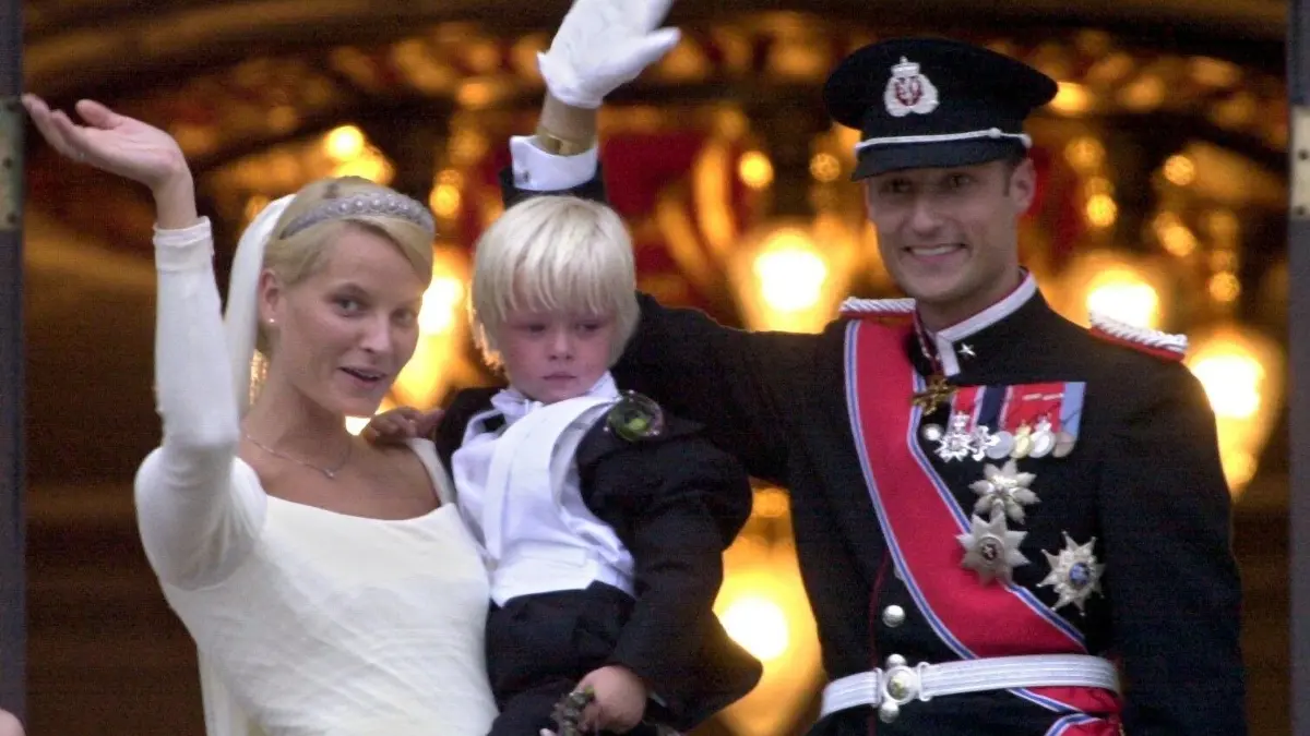 Vom Balkon des Königspalastes in Oslo winken Kronprinz Haakon und Kronprinzessin Mette-Marit gemeinsam mit Marius, dem vierjährigen Sohn von Mette-Marit, nach ihrer Hochzeit der auf dem Schlossplatz versammelten Menge zu (Archivbild vom 25.08.2001).
