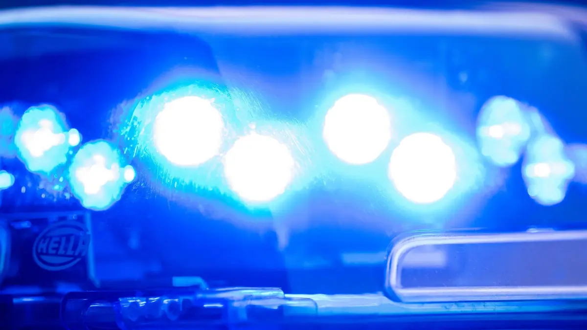 Polizei Blaulicht: Ein Blaulicht leuchtet an einer Polizeistreife. (zu dpa: «A5 wird bei Baden-Baden wegen Bombenentschärfung gesperrt»)
