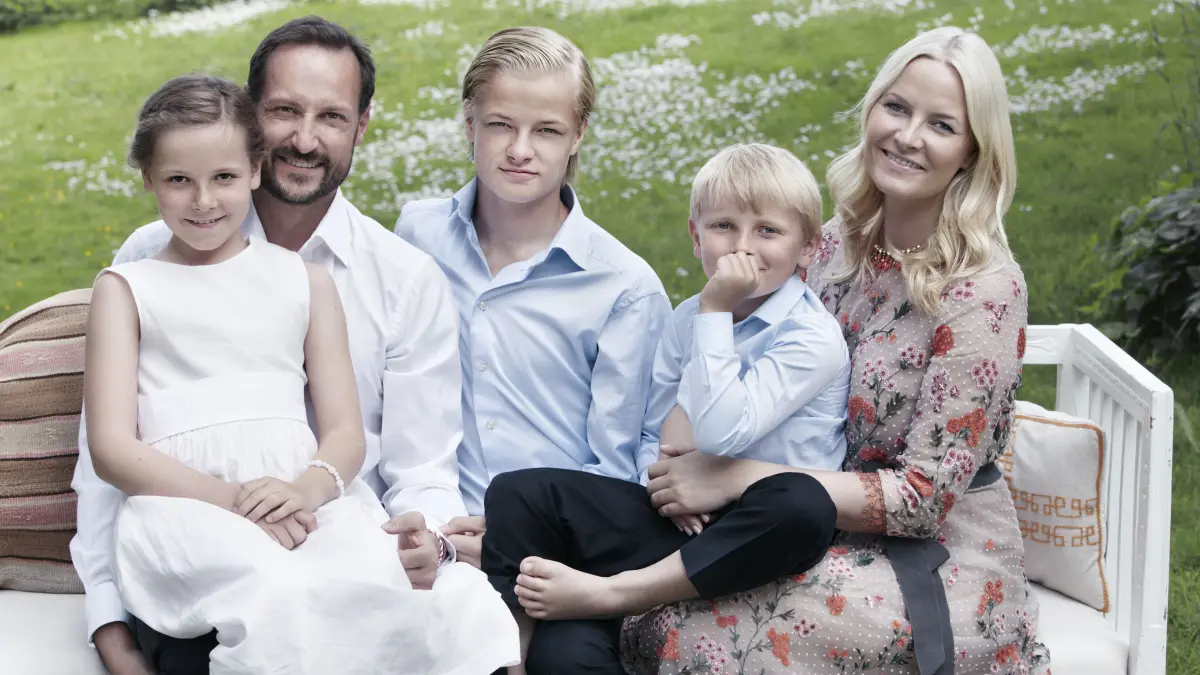 Prinzessin Ingrid Alexandra von Norwegen (l-r), Haakon, Marius Høiby, Prinz Sverre Magnus und Mette-Marit am Nationalfeiertag 2013.