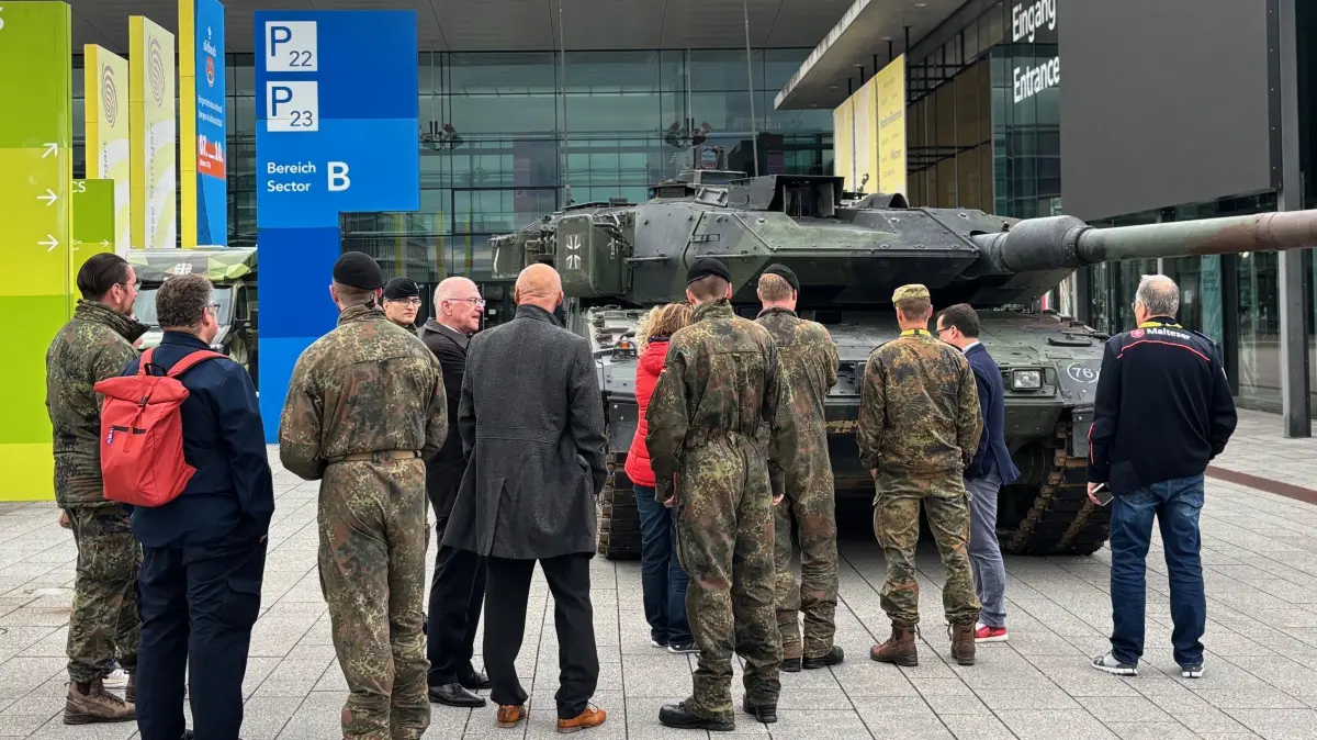 Der Kampfpanzer Leopard 2 lockt vor den Messehallen viele Besucher an.