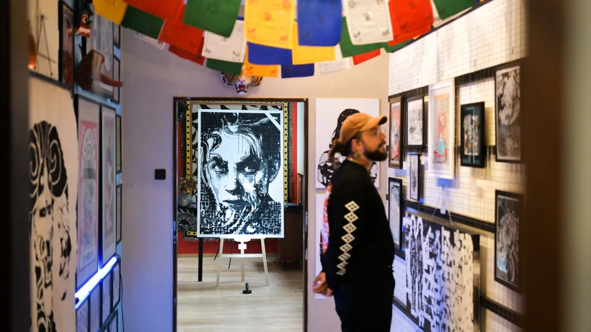 ätowierstudio Rabbit Hole Tattoo: Stuttgart, #stadtkind In dem Tätowierstudio Rabbit Hole Tattoo ist zwei Wochen lang eine Ausstellung zu sehen unter dem Titel: "Was bleibt?"
Hasenbergsteige 15.
Im Gruppenfoto v.l.: Julian Schönfeld, Melanie Rodrigues da Costa, Max Oestreich, Leon Kappel, Jakob Stumm