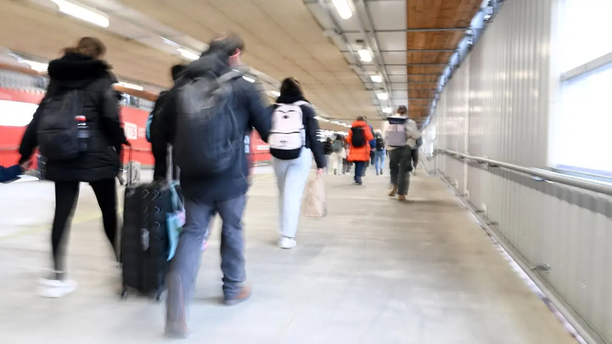 Stuttgarter Bahnhofs-Tunnel ist noch ein Fernwanderweg : Personen laufen zu den Gleisen am Stuttgarter Hauptbahnhof durch einen provisorischen Durchgang (Wischeffekt durch Bewegung bei Langzeitbelichtung). (zu dpa: «Stuttgart 21 - Neuer Fußweg soll «Fernwanderweg» ersetzen»)