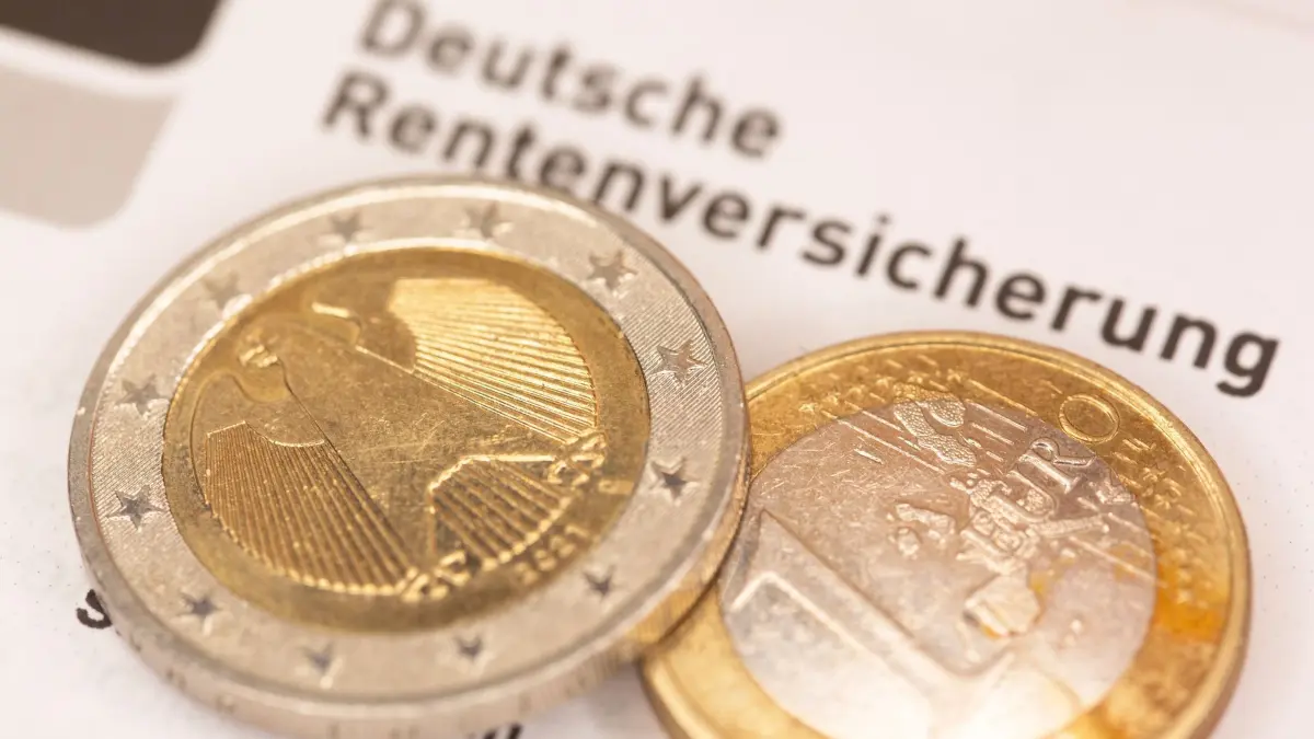 Deutsche Rentenversicherung: Euromünzen liegen auf einem Schreiben der Deutschen Rentenversicherung. (zu dpa: «Umfrage: Mehrheit möchte an «Rente mit 63» festhalten»)