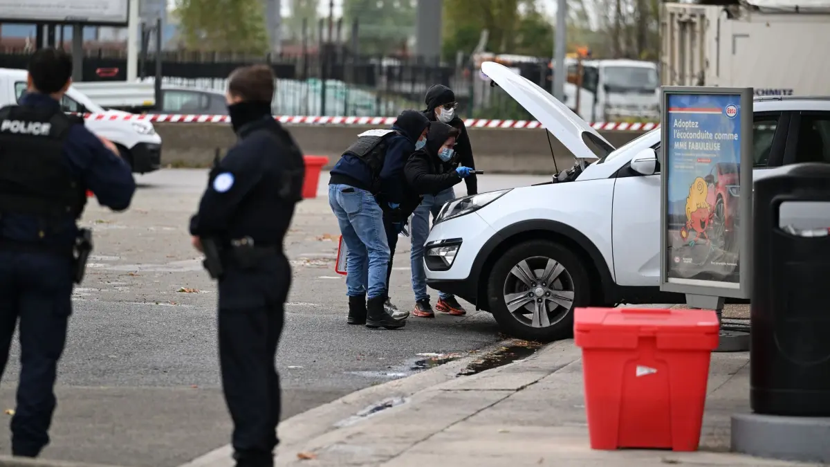 Schüsse aus Auto in Frankreich: Die Polizei durchsucht nach Schüssen in Trappes vor den Toren von Paris ein Auto an einer Tankstelle. Ein Mann in einem Auto hat in Gemeinden bei Paris auf offener Straße mehrere Schüsse abgefeuert. Es gebe mindestens einen Toten und vier Verletzte, wie die französische Nationalpolizei mitteilte. Der Mann aus dem Wagen sei festgenommen worden. (zu dpa: «Terrortat bei Paris: Ex-Präsident Hollande sieht «rassistischen Hass»»)