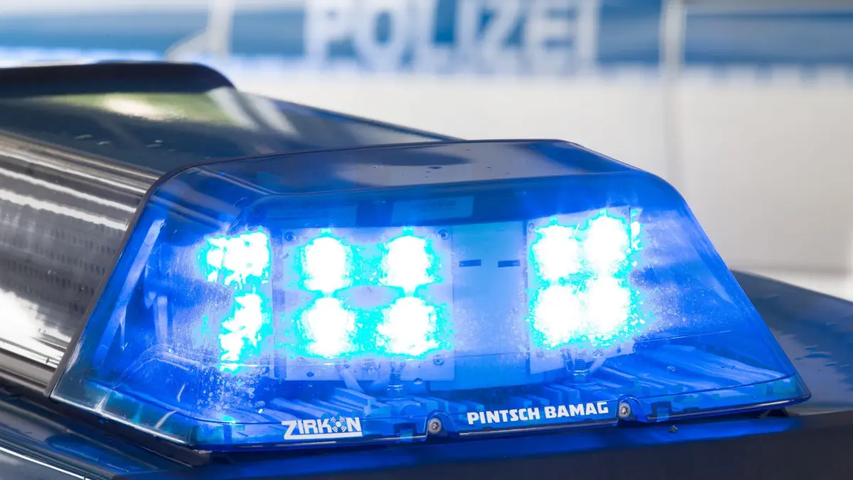 Polizei - Symbolbild: Ein Blaulicht leuchtet auf dem Dach eines Polizeiwagens. (zu dpa: «Haftbefehl eröffnet - Mann versucht zu fliehen»)