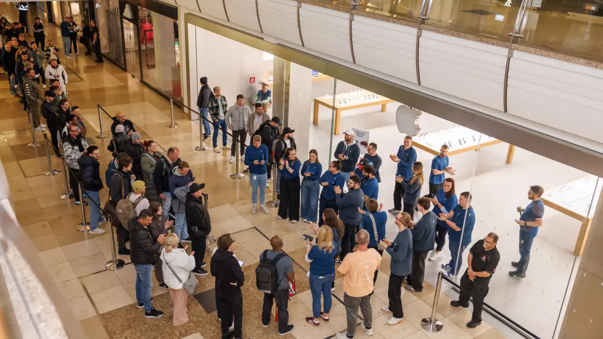 iPhone Duo : Sindelfingen, Breuningerland, iPhone Duo, Apple Store, Verkaufsstart des iPhone Duo im Apple Store im Breuningerland, Warteschlange, Kunden,