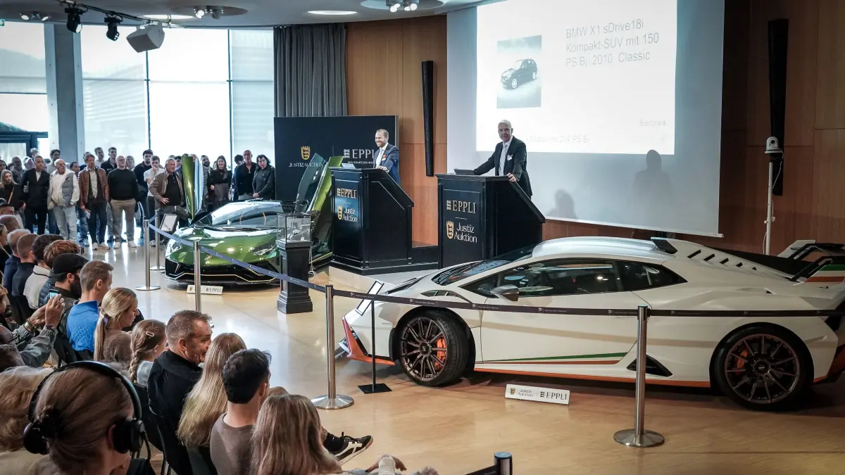 Justizauktion im Mercedes-Benz-Museum: Lamborghini, Porsche, Rolex und vieles mehr kommen unter den Hammer. Ferdinand Eppli und Alexander Doster leiten die Versteigerung: Justizauktion im Mercedes-Benz-Museum: Lamborghini, Porsche, Rolex und vieles mehr kommen unter den Hammer. Ferdinand Eppli und Alexander Doster leiten die Versteigerung