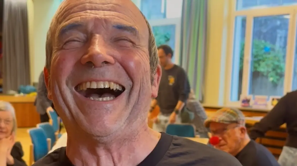 Hans-Martin Bauer hat gut lachen: Sein Lachyoga-Treff im Stadtteilhaus Mitte feiert 25. Geburtstag.