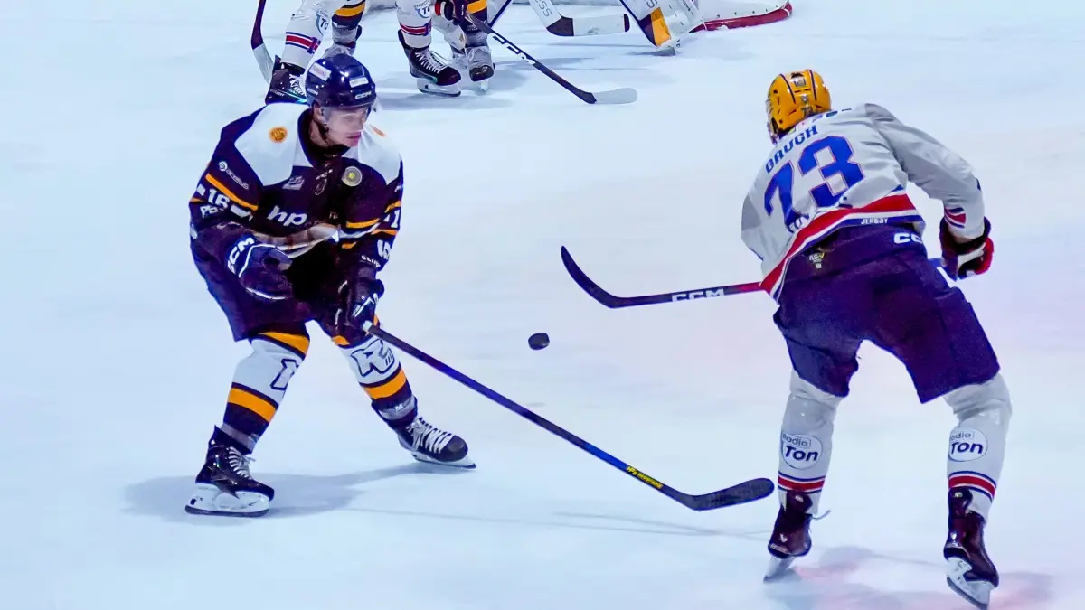 Elvis Gorontzy-Slack (Stuttgart Rebels, links) und Thomas Gauch (Heilbronner Falken, rechts)
Stuttgart Rebels - Heilbronner EC Falken. Stuttgart, Baden-Württemberg, Deutschland, 23.10.2026. Eishockey, Herren Oberliga Süd, Saison 2026/2027, in der Eiswelt Stuttgart. Heilbronn gewinnt 3:2. For editorial use only. Foto: Eibner-Pressefoto/Gerhard Bogland