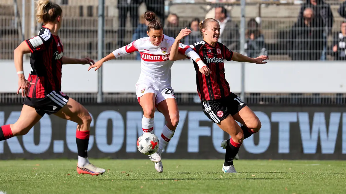BAU // 24.10.2026, Deutschland, Stuttgart, Fußball Frauen-Bundesliga,
VfB Stuttgart vs. Eintracht Frankfurt, v.l. Nicole Billa (VfB), Marthine Oestenstad (Fra)