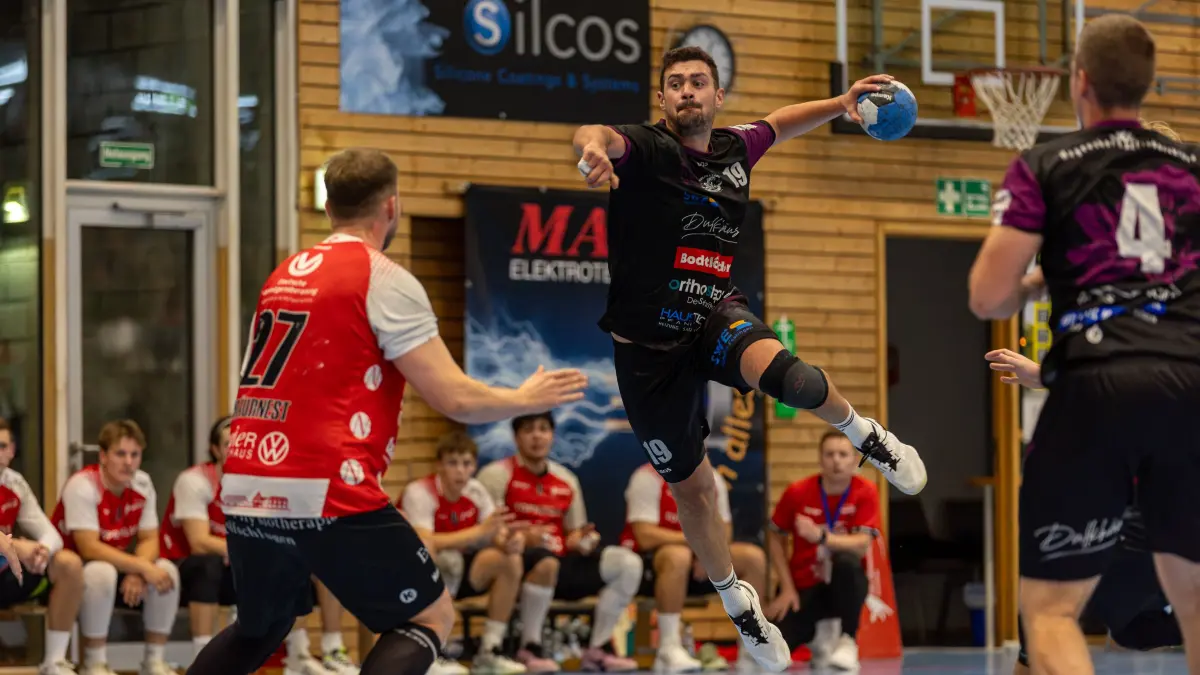 BWHV Männer-Oberliga Staffel 2 TSV Wolfschlugen (rot) SG Hegen: Lukas Mäußnest #27 TSV Wolfschlungen Benjamin Hahnloser #19 SG Hegensberg-Liebersbronn