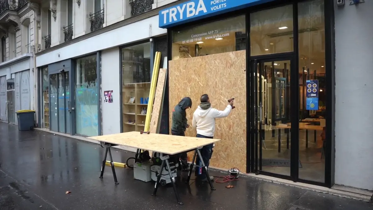 Proteste in Frankreich: Die Eingänge und Fenster von Geschäften werden mit Holzplatten verbarrikadieren. (zu dpa: «Anspannung in Frankreich vor Demos und möglichen Krawallen»)