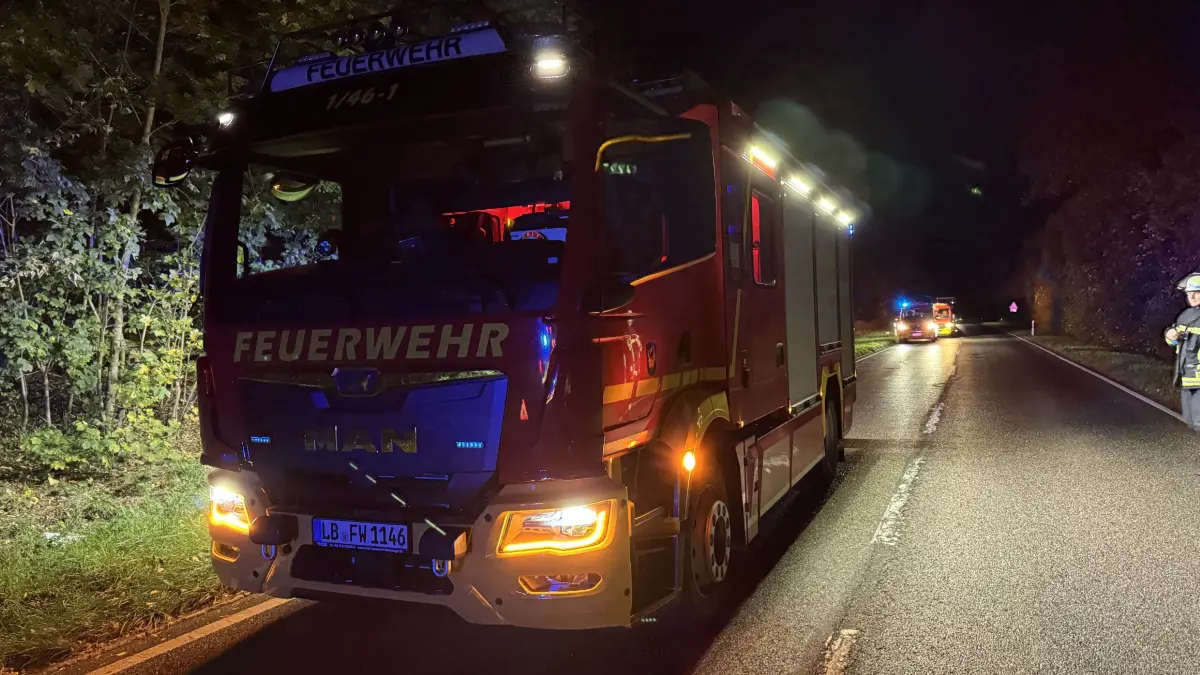 Am Freitag (23.10.2026) ereignete sich gegen 22:30 Uhr auf der Landesstrasse 1100 (L1100) zwischen Ludwigsburg-Neckarweihingen und Marbach am Neckar auf Hoehe des Kraftwerks Marbach ein schwerer Verkehrsunfall. Nach bisherigen Erkenntnissen fuhr der 18-jaehrige Fahrer eines Opel Astra von Ludwigsburg in Richtung Marbach am Neckar. Aus bislang ungeklaerter Ursache geriet der 18-Jaehrige auf die Gegenfahrbahn und kollidierte dort frontal mit einem entgegenkommenden VW Caddy, der mit zwei Insassen besetzt war. Feuerwehr und Rettungsdienst waren mit starken Kraeften vor Ort. Der 18-Jaehrige wurde schwer verletzt. Der 71-jaehrige Fahrer des VW Caddy und dessen 68-jaehrige Beifahrerin wurden leicht verletzt. Die Insassen der beiden Kraftfahrzeuge wurden durch den Rettungsdienst in umliegende Krankenhaeuser transportiert. Beide Pkw waren nicht mehr fahrbereit und mussten abgeschleppt werden. Der Sachschaden belaeuft sich auf 38.000 Euro. Zur Reinigung der Unfallstelle, bei der auch Betriebsstoffe ausgelaufen waren, befand sich die zustaendige Strassenmeisterei mit einer Kehrmaschine im Einsatz. Im Zuge der Verkehrsunfallaufnahme kamen zwei Drohnen der Feuerwehr zum Einsatz. Das Polizeipraesidium Ludwigsburg hatte zeitweise bis zu sieben Streifen eingesetzt. Die Ermittlungen zur Klaerung des Unfallhergangs hat die Verkehrspolizeiinspektion Ludwigsburg uebernommen. Fuer die Dauer der Verkehrsunfallaufnahme war der Streckenabschnitt der L1100 zwischen Ludwigsburg-Neckarweihingen sowie Marbach am Neckar, Hoehe Eichgraben, in der Zeit von Freitag (23.10.2026) 22:45 Uhr bis Samstag (24.10.2026) 01:30 Uhr gesperrt. Zeugen, die Angaben zum Sachverhalt machen koennen, werden gebeten, sich mit der Verkehrspolizeiinspektion Ludwigsburg unter der Telefonnummer 0711 6869 0 oder per E-Mail an stuttgart-vaihingen.vpi@polizei.bwl.de in Verbindung zu setzen.