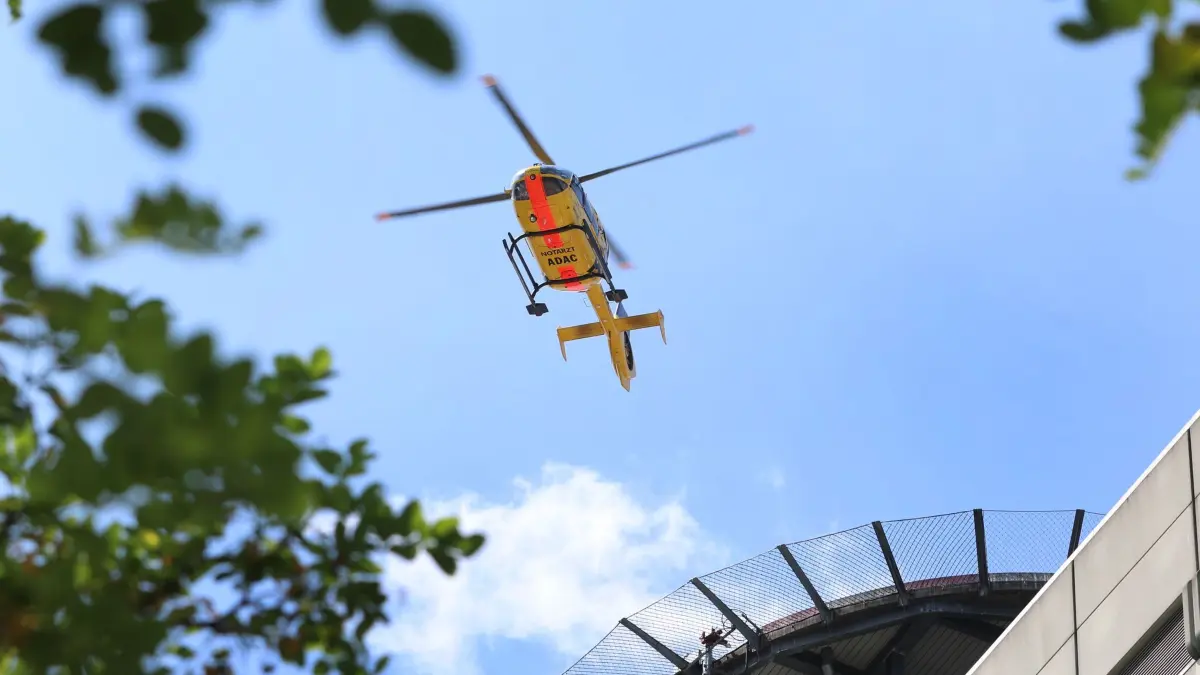 Rettungshubschrauber startet vom Klinikdach: ARCHIV - 17.06.2025, Bayern, Augsburg: Ein Rettungshubschrauber des ADAC startet vom Dach des Universitätsklinikums. (zu dpa: «Gerüstplatte löst sich – Arbeiter stürzt aus zweitem Stock») Foto: Karl-Josef Hildenbrand/dpa +++ dpa-Bildfunk +++