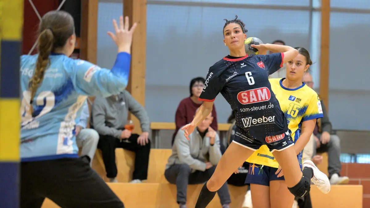Shana Staeudle (SG H2Ku Herrenberg, #06) gegen Luisa Thellmann (HSG Leinfelden-Echterdingen, #) im Tor
HSG Leinfelden-Echterdingen vs. SG H2Ku Herrenberg, Regionalliga Baden-Wuerttemberg, 06.Ligaspieltag, Saison 2026/2027, 24.10.2026
Foto: Eibner-Pressefoto/Tobias Baur
