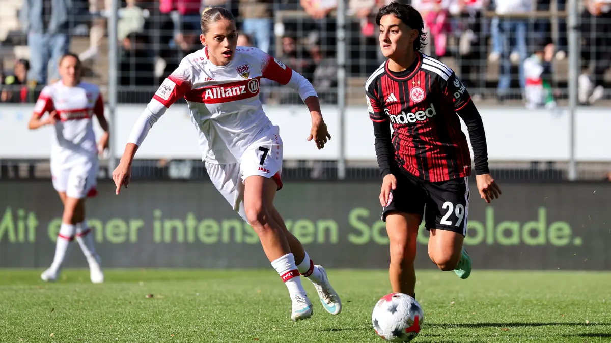 BAU // 24.10.2026, Deutschland, Stuttgart, Fußball Frauen-Bundesliga,
VfB Stuttgart vs. Eintracht Frankfurt, v.l. Daphina Redzepi (VfB), Dilara Acikgöz (Fra)