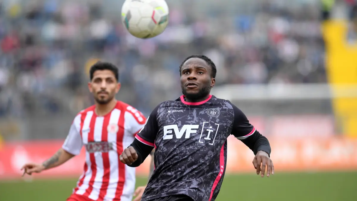Kampf um den Ball zwischen Jeffrey Idehen Goeppinger SV, 5 am Ball und Nael Najjar KSV Hessen Kassel, GER, KSV Hessen Kassel vs 1. Goeppinger SV, Fussball, Regionalliga Suedwest, Saison 2024-2025, 25. Spieltag, 22.03.2025, GER, Fussball, Regionalliga Suedwest - KSV Hessen Kassel vs Goeppinger SV, 22.03.2025 Kassel *** Battle for the ball between Jeffrey Idehen Goeppinger SV, 5 on the ball and Nael Najjar KSV Hessen Kassel , GER, KSV Hessen Kassel vs 1 Goeppinger SV, Football, Regionalliga Suedwest, Season 2024 2025, 25 Matchday, 22 03 2025, GER, Football, Regionalliga Suedwest KSV Hessen Kassel vs Goeppinger SV, 22 03 2025 Kassel Copyright: xRolandxSippelx-xEibner-Pressefotox EP_RSL