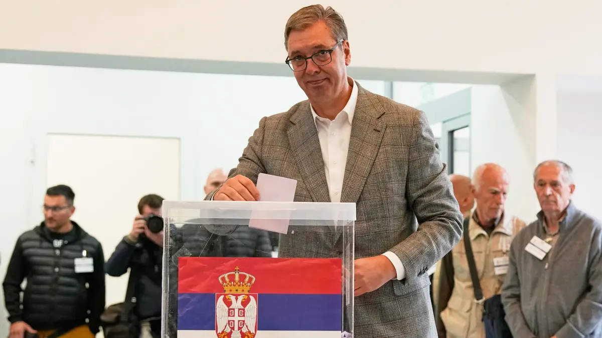 Präsidenten- und Parlamentswahl in Serbien: 25.10.2026, Serbien, Belgrad: Aleksandar Vučić, Vorsitzender der rechtsgerichteten Serbischen Fortschrittspartei (SNS), gibt seine Stimme bei den Parlamentswahlen ab. Vucic war zuletzt zum zweiten Mal Staatspräsident und trat von dem Amt vorzeitig zurück, um nach einem Wahlsieg seiner Partei Ministerpräsident zu werden. Foto: Darko Vojinovic/AP/dpa +++ dpa-Bildfunk +++