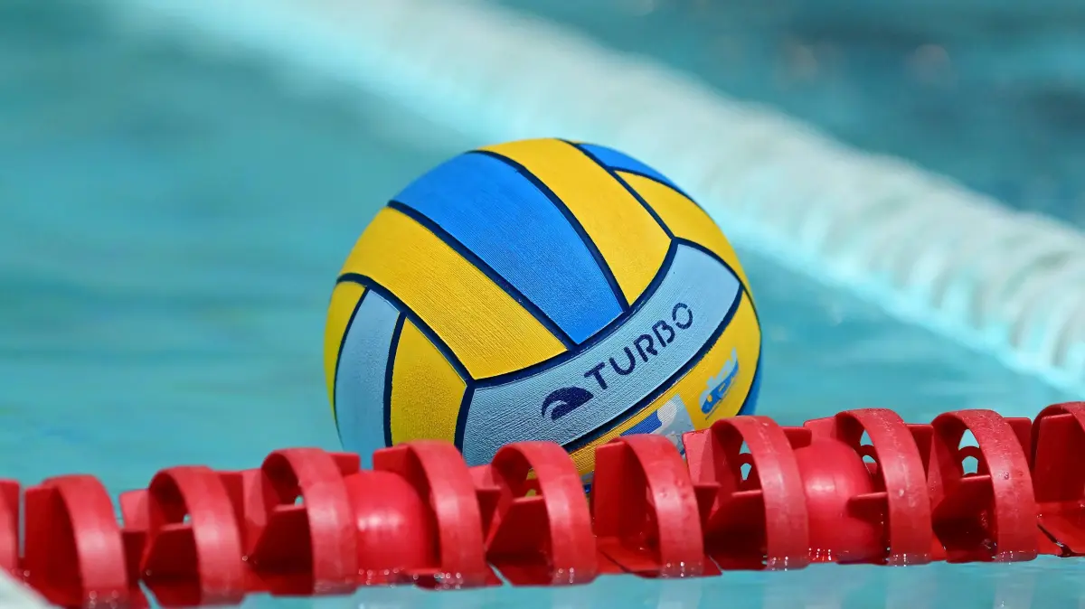 Gemischte Gefühle beim SSV Esslingen: Während die Wasserballer im DSV-Pokal die dritte Runde erreichen, kassieren die Frauen in der Bundesliga eine deutliche Niederlage.