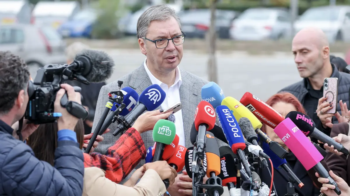 Parlamentswahlen in Serbien: Aleksandar Vucic bei der Stimmabgabe: SERBIA, BELGRADE - OCTOBER 25, 2026: Former Serbian president Aleksandar Vucic talks to journalists outside a polling station during the 2026 Serbian parliamentary election. On 25 October, the Serbs went to the polls to elect members of the country's unicameral parliament, Narodna Skupshtina. Alexander Ryumin/TASS / action press