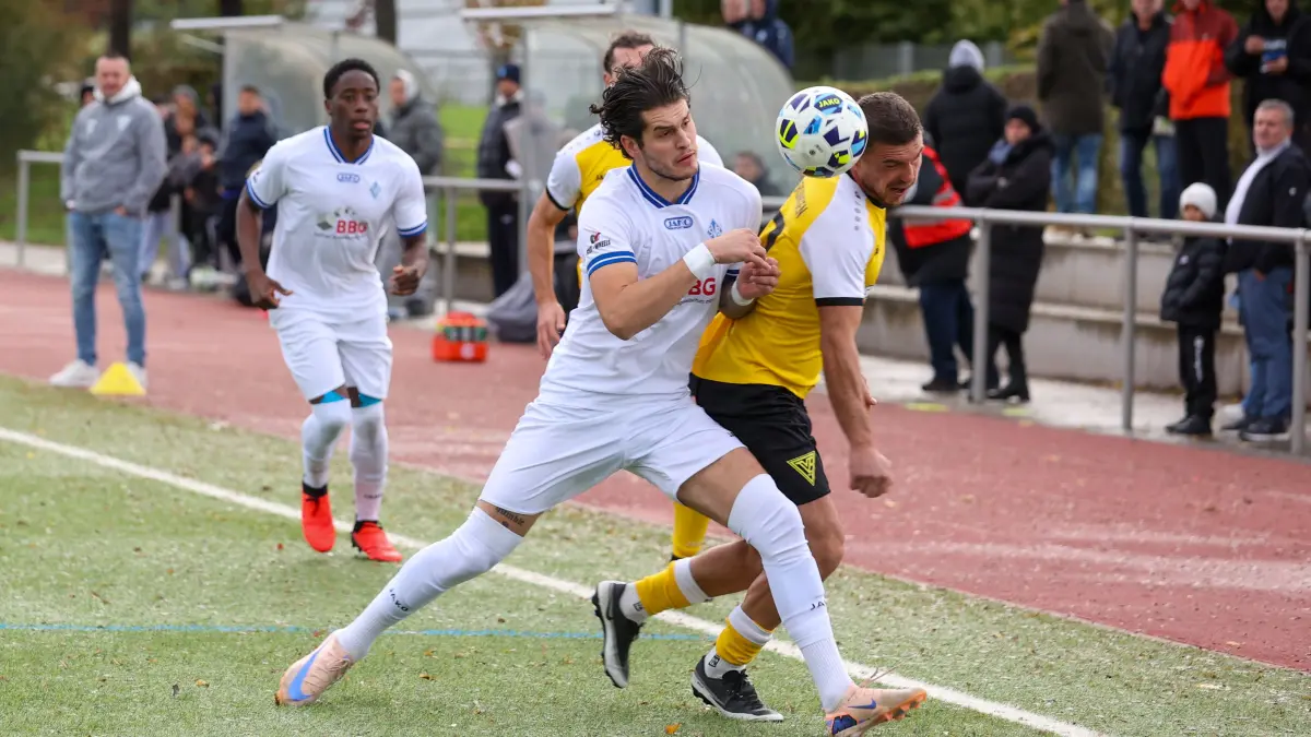 Renato Peric (SV Boeblingen, #22) kämpft mit Ivan Matanovic (TV Echterdingen, #10) um den Ball
GER, TV Echterdingen vs. SV Boeblingen, Fussball, Landesliga - Herren, 13. Spieltag, Spielzeit 2026/2027, 25.10.2026
Foto: Eibner-Pressefoto/Soeren Herweg