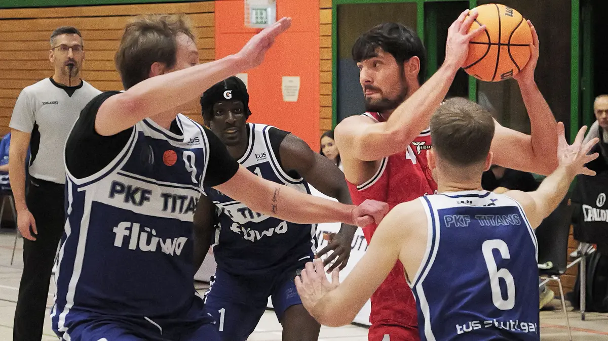Basketball, Regionalliga, Herren, Männer, MTV Stuttgart - PKF Titans Stuttgart: Basketball, 1. Regionalliga Südwest, Herren, Männer, MTV Stuttgart - PKF Titans Stuttgart
Nr.4 (MTV): Hugo Mounier - rot
Nr.6 (PKF): Jan Tschakaloff - blau
Nr.9 (PKF): Philipp Walz - blau
Fotograf: Günter E. Bergmann - Photography
Aufnahmedatum: 24.10.2026