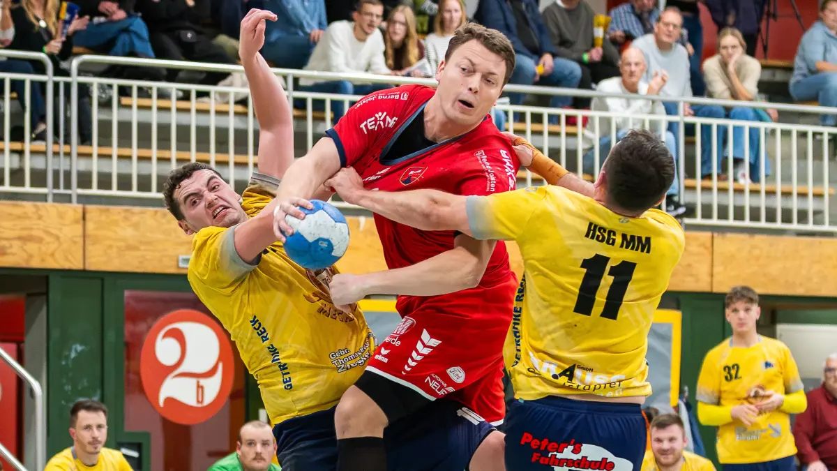 Sven Jacobs (SG H2Ku Herrenberg, #33), Johnny Polis (HSG Mimmenhausen Muehlhofen, #11),
SG H2Ku Herrenberg vs. HSG Mimmenhausen Muehlhofen, Herren, Handball, , Saison 2026/2026, 24.10.2026,
Foto: Eibner-Pressefoto/Florian Schust