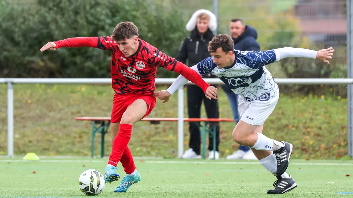 Fussball TSV Münchingen vs. Drita Kosova Kornwestheim: BAU // 25.10.2026, Deutschland, Münchingen, Fußball Bezirksliga Enz/Murr,
TSV Münchingen vs. Drita Kosova Kornwestheim, v.l. Elvis Gashi (Drita), Max Keller (Münchingen)
