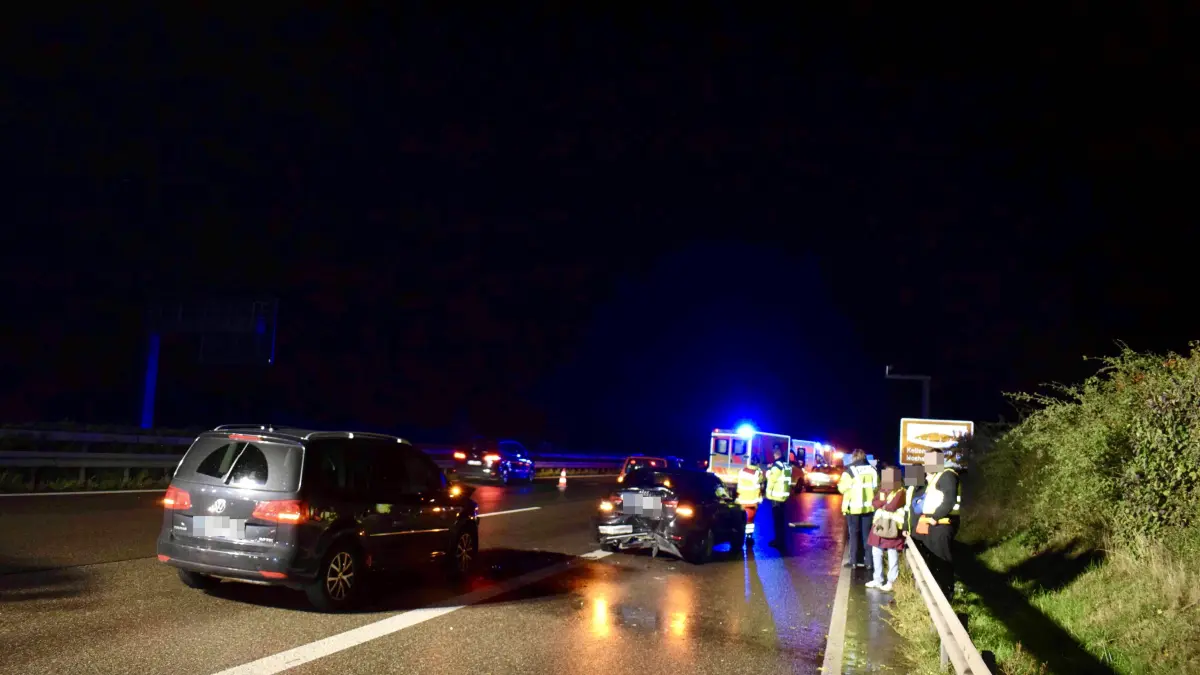 Am Sonntagabend ist es auf der A81 zwischen Ludwigsburg-Süd und Stuttgart-Zuffenhausen zu einem Auffahrunfall mit drei beteiligten Fahrzeugen gekommen.