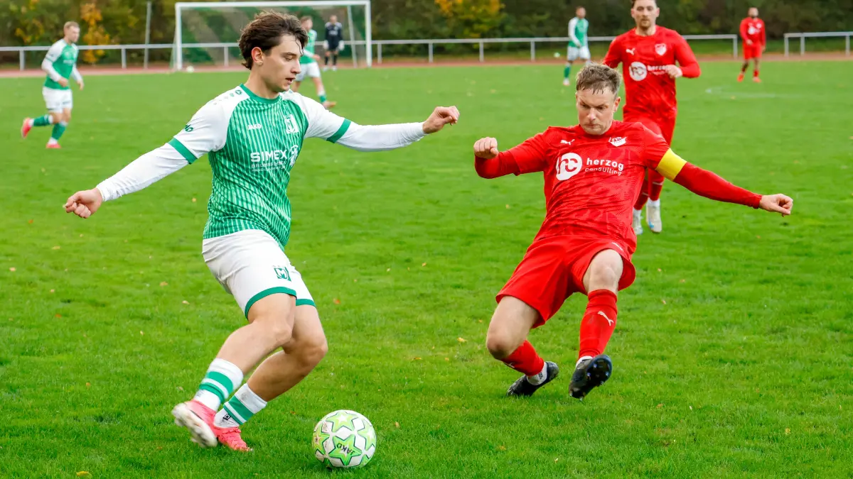 Anton Lendl (GSV Maichingen #23), Janis Denzinger (FV Neuhausen #06)
GER, GSV Maichingen vs. FV Neuhausen, Fussball, Landesliga - Herren, 13. Spieltag, Spielzeit 2026/2027, 25.10.2026
Foto: Eibner-Pressefoto/Philipp Theiss
