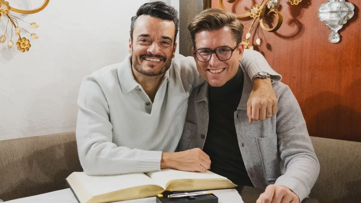 Überraschungsgast in Gerlingen bei der langen Einkaufs- und Kulturnacht: Der italienische Sänger und Entertainer Giovanni Zarrella trägt sich in das Goldene Buch der Stadt ein. Rechts Bürgermeister Dirk Oestringer.
