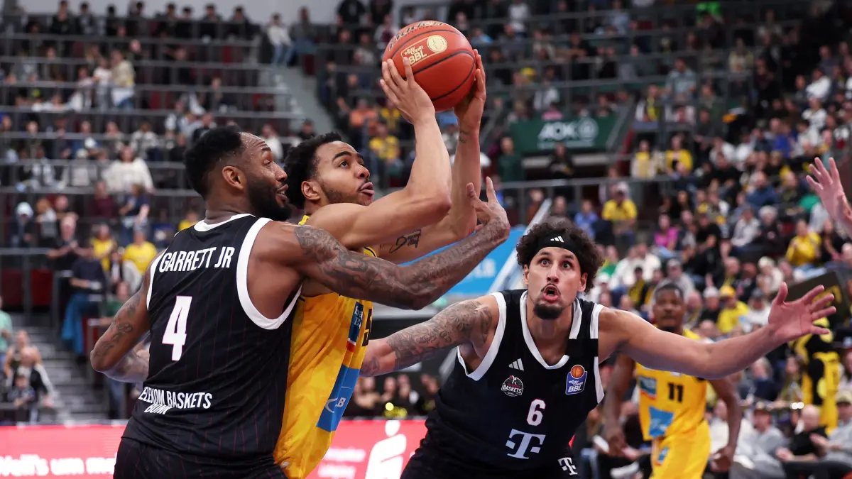 MHP RIESEN Ludwigsburg vs. Telekom Baskets Bonn: BAU // 2026.10.24, Deutschland, Ludwigsburg Basketball MHP RIESEN Ludwigsburg vs. Telekom Baskets Bonn, v.l. Jeff Garrett JR (Bonn), Ishmael Leggett (LB), Michael Kessens (Bonn)