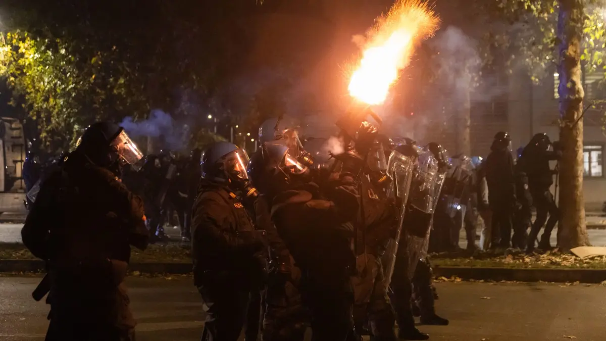 Proteste in Italien - Turin: 24.10.2026, Italien, Turin: Einsatzkräfte der italienischen Polizei reagieren während einer Demonstration. Tausende Menschen demonstrierten erneut in Italien. Bei einigen Protesten kam es zu vereinzelten Zusammenstößen zwischen Demonstranten und Polizisten. Die Proteste umfassten ein breites Spektrum an Themen, darunter hohe Lebenshaltungskosten, hohe Benzinpreise sowie Aufrüstung. Foto: Mauro Ujetto/LaPresse/AP/dpa +++ dpa-Bildfunk +++