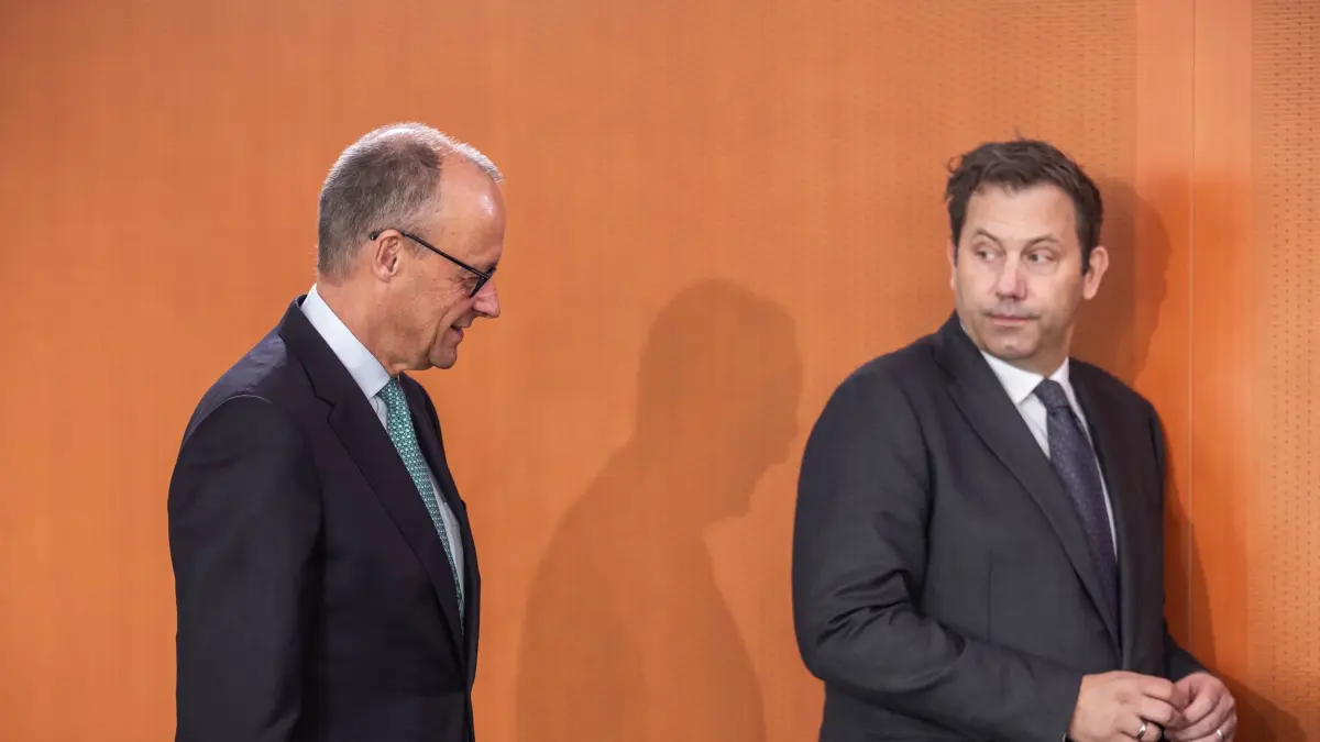 Bundeskabinett: Bundeskanzler Friedrich Merz (l, CDU) steht neben Lars Klingbeil (SPD) vor Beginn der Sitzung des Bundeskabinetts im Kanzleramt. (zu dpa: «Umfrage: Mehrheit rechnet mit vorzeitigem Ende der Koalition»)