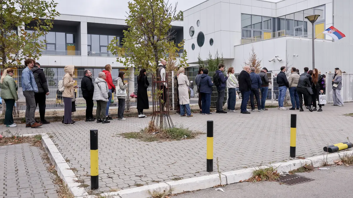 Parlamentswahlen in Serbien: SERBIA, BELGRADE - OCTOBER 25, 2026: People queue at a polling station during the 2026 Serbian parliamentary election. On 25 October, the Serbs went to the polls to elect members of the country's unicameral parliament, Narodna Skupshtina. Alexander Ryumin/TASS / action press