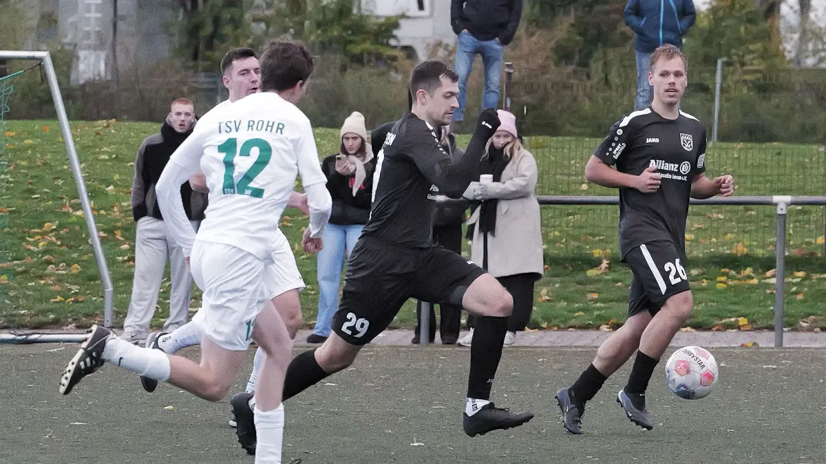 Fußball, Fussball, Kreisliga A2, Spvgg Stetten/Filder - TSV Rohr: Fußball, Fussball, Kreisliga A2, Spvgg Stetten/Filder - TSV Rohr
Nr.29 (S): Tobias Burghardt - schwarz
Nr.26 (S): Max Quetschlich - schwarz
Nr.12 (R): Linus Zuber - weiss
Fotograf: Günter E. Bergmann - Photography
Aufnahmedatum: 25.10.2026