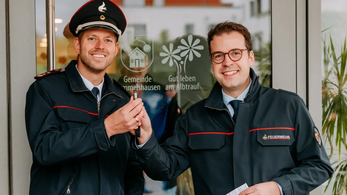 Gammelshausener Bürgermeister Daniel Kohl (rechts) übergibt Feuerwehrkommandant Patrick Donath den Schlüssel für den neuen Mannschaftstransportwagen