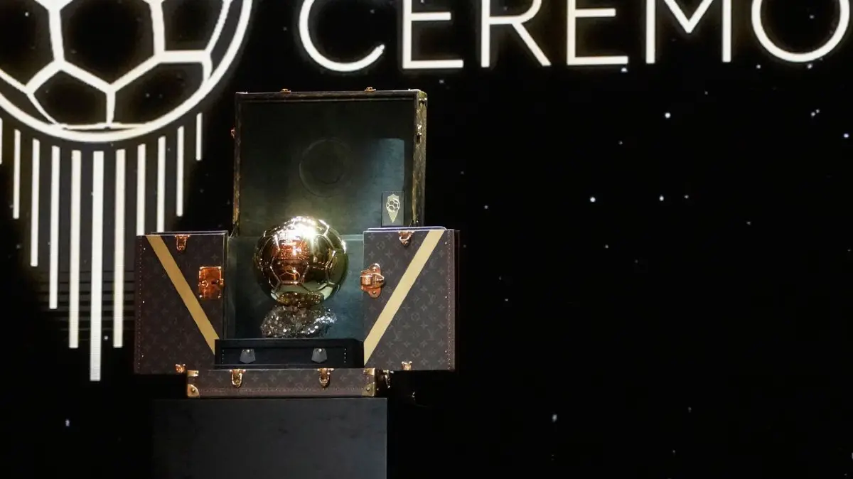 Vergabe des „Ballon d'Or“: ARCHIV - 28.10.2024, Frankreich, Paris: Die Ballon d'Or-Trohäe wird während der Verleihung des 68. Ballon d'Or (Goldener Ball) im Theatre du Chatelet auf der Bühne präsentiert. (zu dpa: «Buchmacher sehen Kane als Mitfavoriten auf den Ballon d'Or») Foto: Michel Euler/AP/dpa +++ dpa-Bildfunk +++