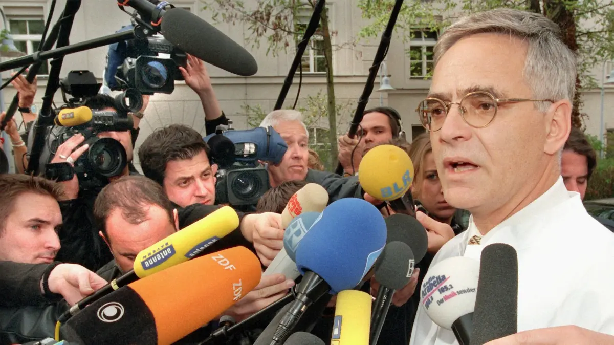 Direktor der chirurgischen Klinik der Münchner Universität, Wolf Mutschler, informierte die Journalisten damals über Rex Gildos kritischen Gesundheitszustand-