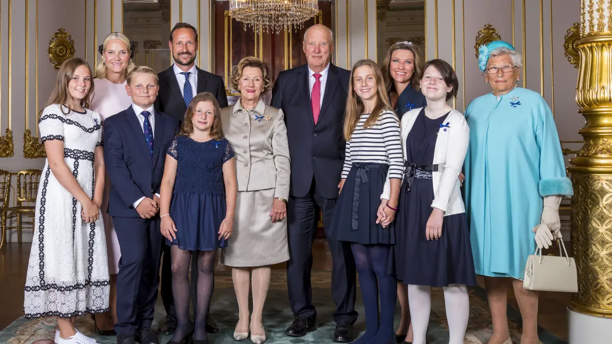2018: Kronprinzessin Ingrid Alexandra (l-r), Königin Mette-Marit, Prinz Sverre Magnus, Emma Tallulah Behn, König Haakon, Königin Sonja, der verstorbene König Harald, Leah Isadora Behn, Prinzessin Märtha Louise, Maud Angelica Behn und Prinzessin Astrid auf einem Gruppenbild im königlichen Palast.
