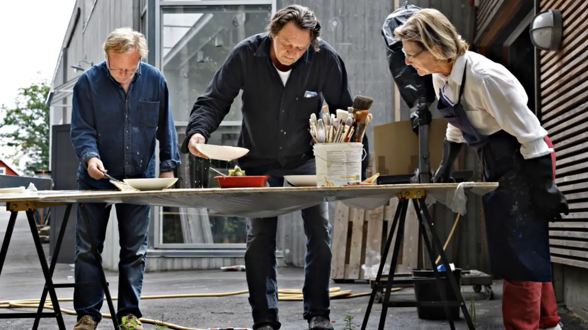 Ørnulf Opdahl, Kjell Nupen und Königin Sonja bei der Arbeit am Projekt „Drei Reisen – drei Landschaften“.