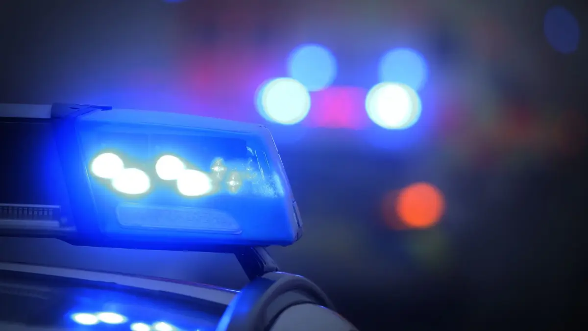 Polizei: ARCHIV - 10.11.2019, Bayern, Marktbreit: Ein Polizeiauto mit eingeschaltetem Blaulicht. (Symbolbild) (zu dpa: «Drei tatverdächtige Telefonbetrüger in Untersuchungshaft») Foto: Karl-Josef Hildenbrand/dpa +++ dpa-Bildfunk +++