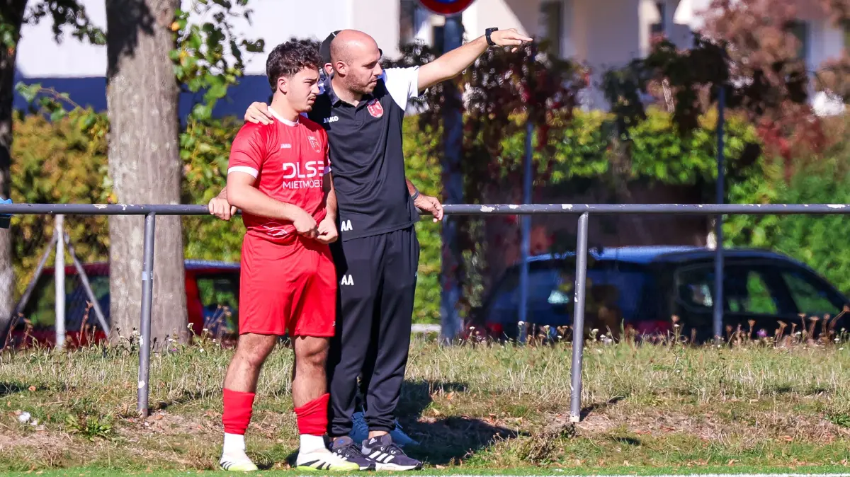 Alexios Asteris (rechts) gibt den Spielern des SV Fellbach II (im Bild Leonid Lleshaj) nicht mehr länger Anweisungen. Er wurde am Montag von seinem Traineramt freigestellt.