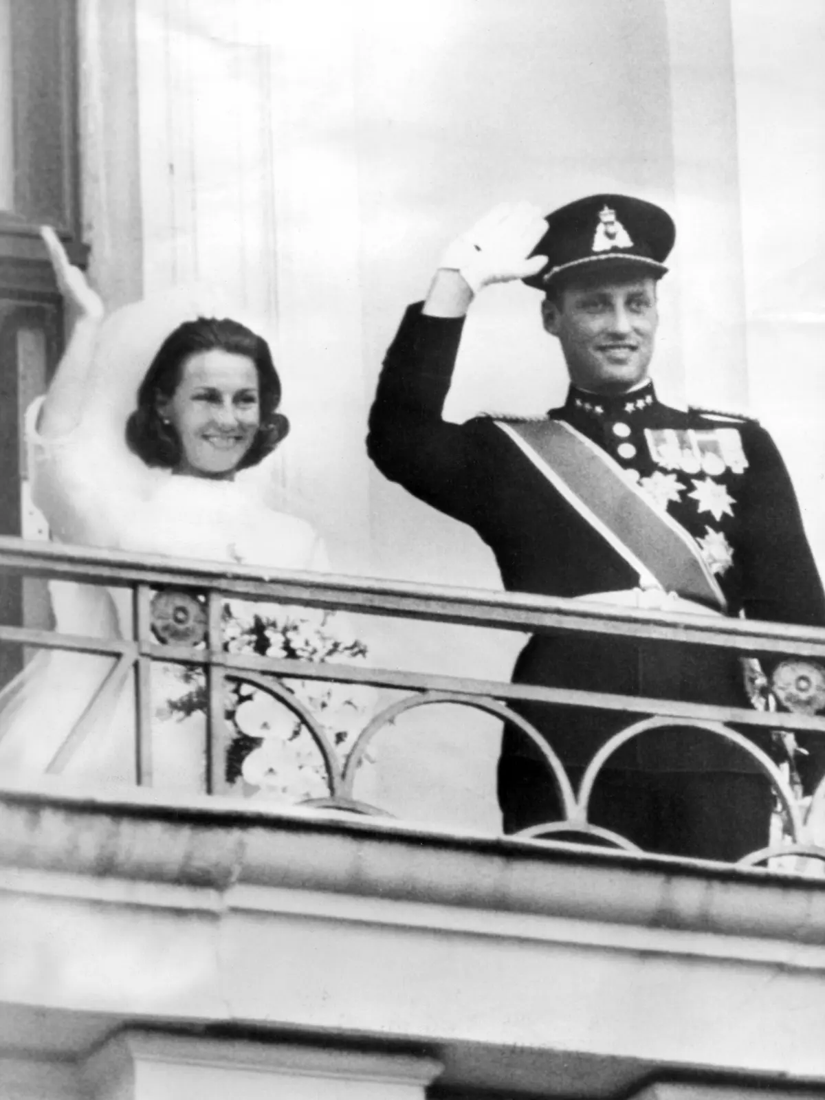 Das frisch getraute Paar, Kronprinzessin Sonja und Kronprinz Harald von Norwegen, winken vom Balkon des Königlichen Schlosses nach ihrer Hochzeit der wartenden Bevölkerung zu. Um eine Frau aus dem Volk heiraten zu dürfen, musste Harald von Norwegen lange kämpfen.