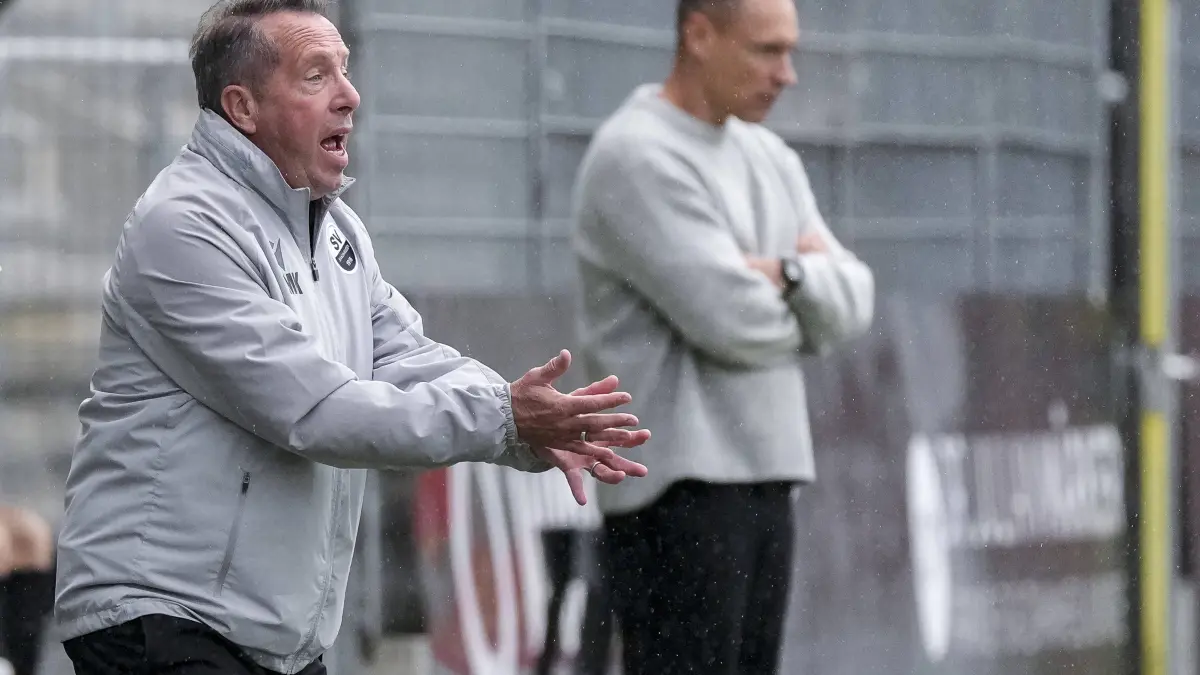 Markus Kauczinski Trainer, Cheftrainer, SVS, gibt Anweisungen, gestikuliert, mit den Armen gestikulieren, Einzelbild, Einzelfoto, Aktion, Action, 24.10.2026, Sandhausen Deutschland, Fussball, Regionalliga Südwest, SV Sandhausen - VfR Aalen *** Markus Kauczinski, coach and head coach of SVS, gives instructions, gesturing with his arms single frame, single photo, action, October 24, 2026, Sandhausen, Germany, soccer, Regionalliga Südwest, SV Sandhausen vs. VfR Aalen xozx