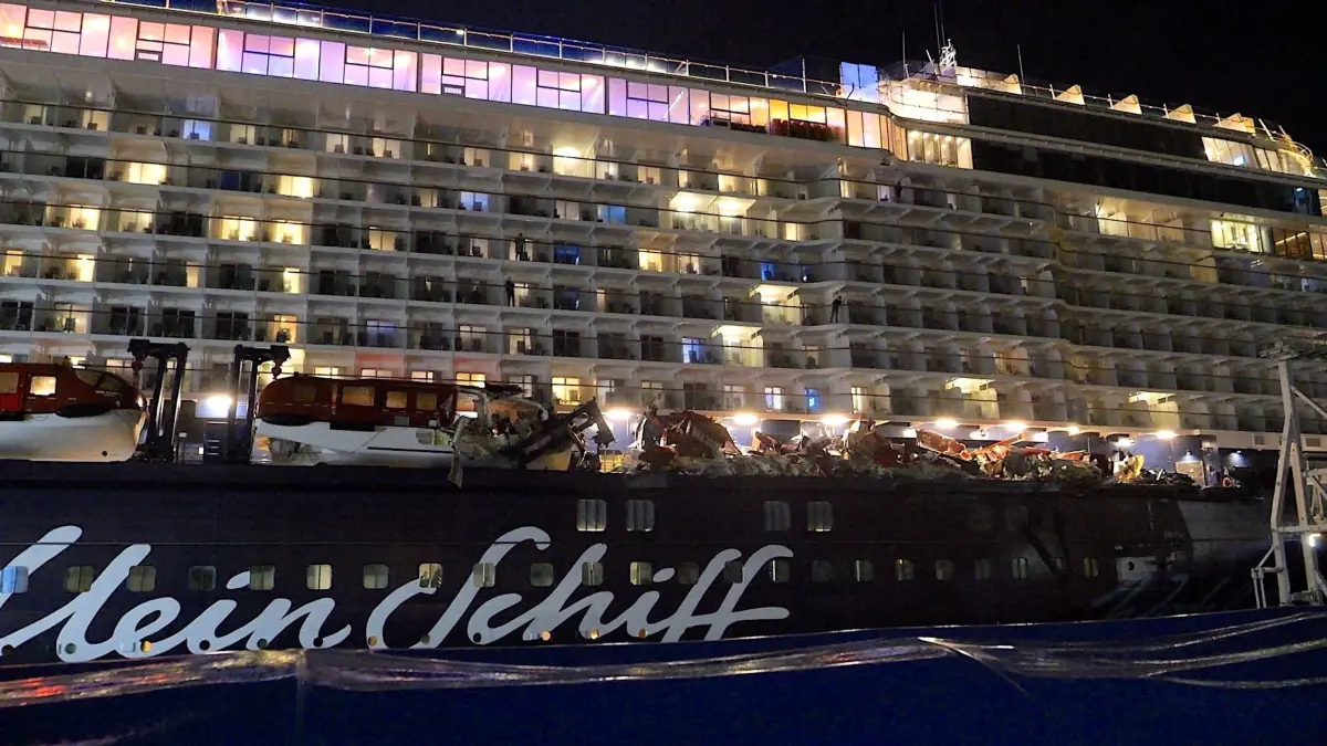 Kreuzfahrtschiff stößt mit Containerschiff zusammen: Blick auf die «Mein Schiff 3» nach der Kollision. Das Kreuzfahrtschiff «Mein Schiff 3» ist mit einem Containerschiff zusammengestoßen. Das teilte die Polizei in Bremen auf Anfrage mit. Es sei nicht bekannt, dass es Verletzte gebe. Weitere Einzelheiten waren zunächst nicht bekannt. (zu dpa: «Kreuzfahrtschiff rammt Schiffe – Polizei will informieren»)